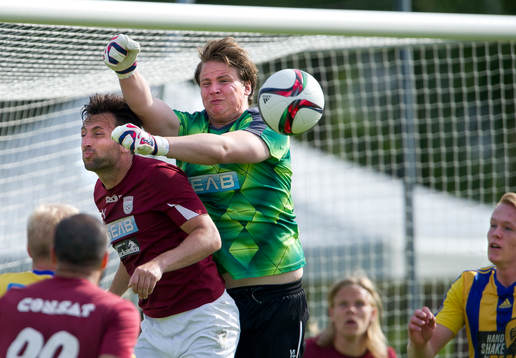 Qvidings målvakt Rasmus Iversen boxar undan vid en hörna