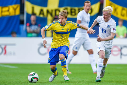 Sveriges Oscar Lewicki och Englands Will Hughes