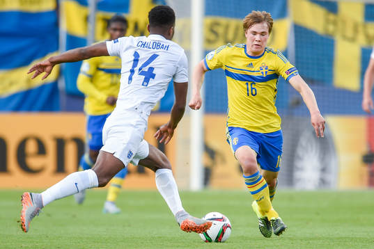 Englands Nathaniel Chalobah och Sveriges Simon Tibbling