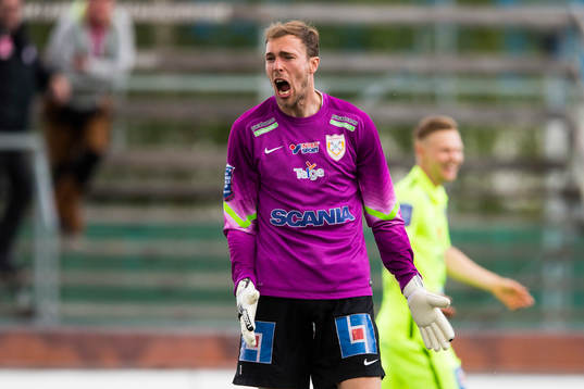 Assyriskas målvakt Robin Malmkvist reagerar
