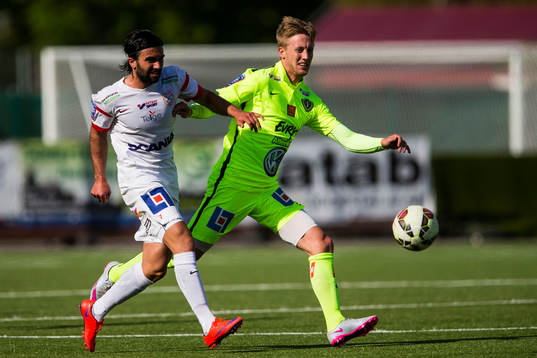 Assyriskas Alexander Nilsson i kamp om bollen med
