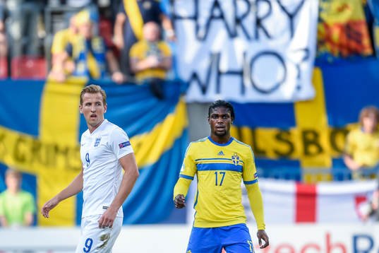 Englands Harry Kane och Sveriges Joseph Baffo  framför en
