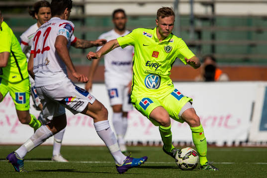 Jönköpings Tim Söderström med bollen