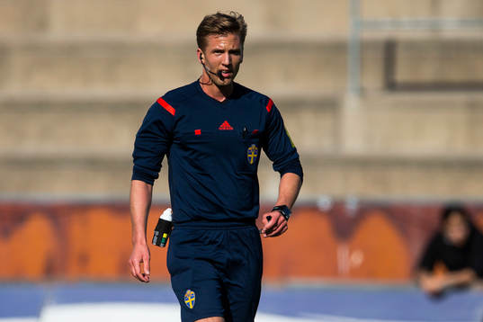 Fjärdedomare Fredrik Hansson tvingas kliva in