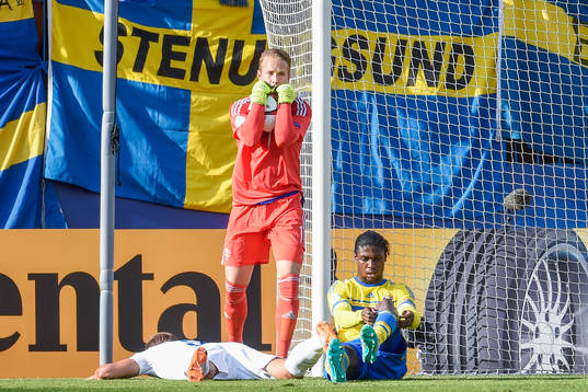 Sveriges målvakt Patrik Carlgren och Joseph Baffo pustar ut