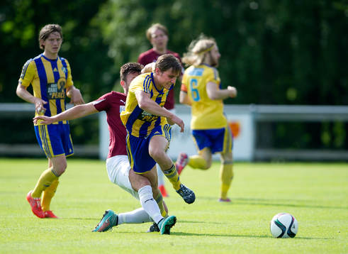 Eskilsminnes Marcus Andersson sparkas ner av Qvidings