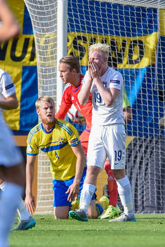 Sveriges målvakt Patrik Carlgren och Filip Helander deppar