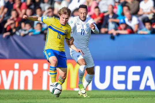 Sveriges Simon Tibbling och Englands Nathan Redmond