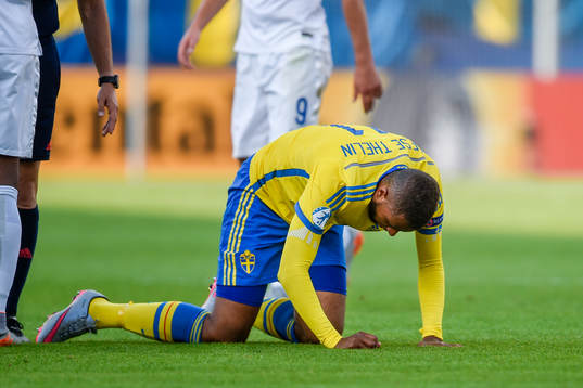 Sveriges Isaac Kiese Thelin har ont