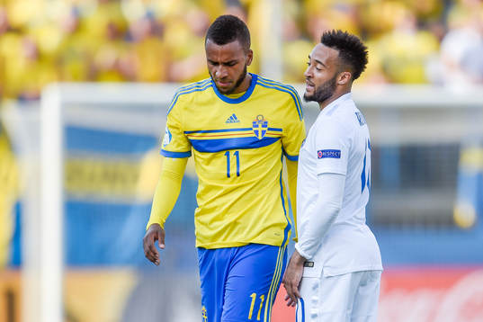 Sveriges Isaac Kiese Thelin och Englands Nathan Redmond