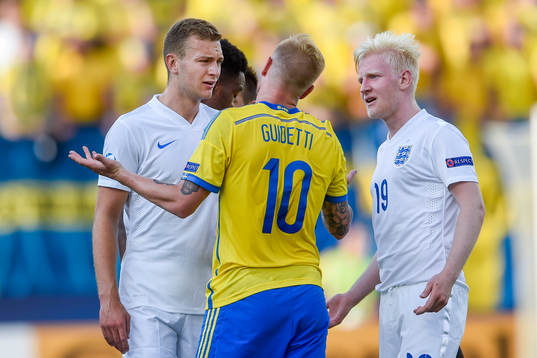 Sveriges John Guidetti i diskussion med Englands Ben Gibson