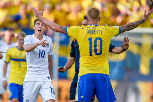 Sveriges John Guidetti reagerar mot Englands Tom Carroll