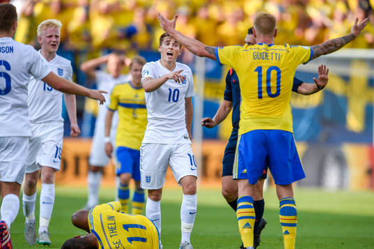 Sveriges John Guidetti reagerar mot Englands Tom Carroll