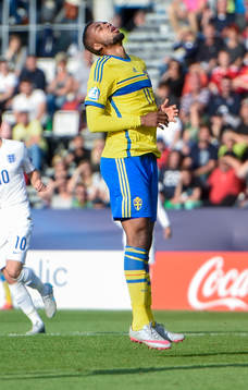 Sveriges Isaac Kiese Thelin reagerar