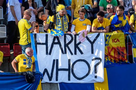Svenska supportrar med hånfull flagga riktad mot Englands