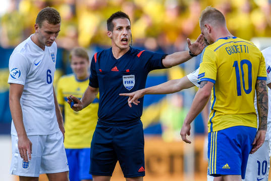 Matchens domare ropar åt Sveriges John Guidetti