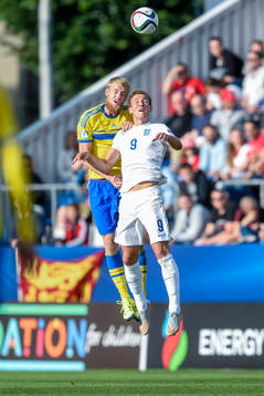 Sveriges Filip Helander  och Englands Harry Kane  i en