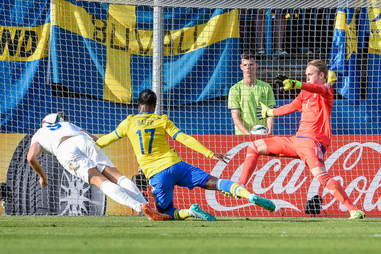 Englands Harry Kane med målchans bredvid Sveriges målvakt