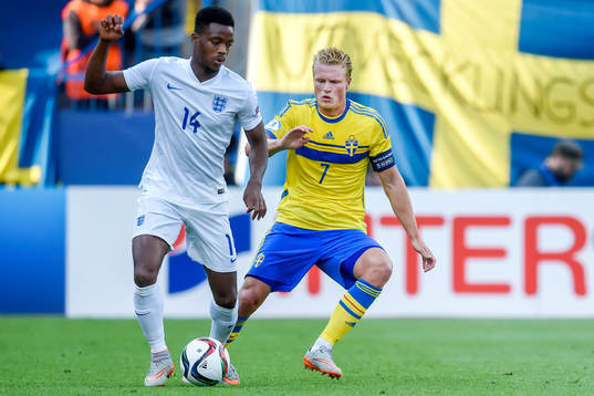 Englands Nathaniel Chalobah och Sveriges Oscar Hiljemark