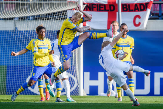 Sveriges John Guidetti försöker töcka skott från