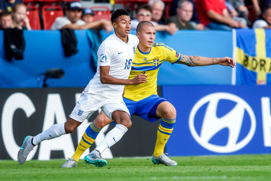 Englands Benik Afobe och Sveriges Victor Nilsson Lindelöf