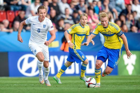 Englands Harry Kane och Sveriges Oscar Hiljemark jagar boll