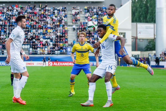 Sveriges Isaac Kiese Thelin och Simon Tibbling i en duell