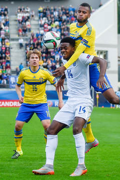 Sveriges Isaac Kiese Thelin och Simon Tibbling i en duell