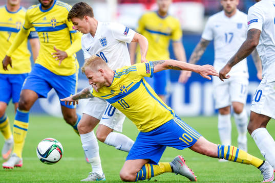 Sveriges John Guidetti faller i en duell