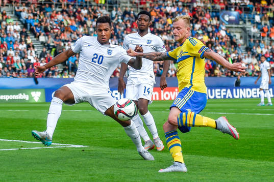 Englands Liam Moore och Sveriges John Guidetti