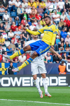 Sveriges Isaac Kiese Thelin och Englands Luke Garbutt  i en