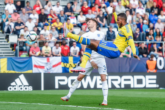 Englands Luke Garbutt och Sveriges Isaac Kiese Thelin i en