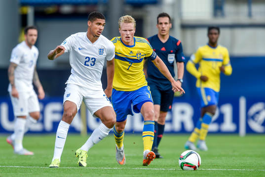 Englands Ruben Loftus-Cheek och Sveriges Oscar Hiljemark