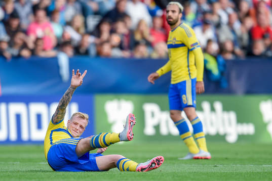 Sveriges John Guidetti har ont och vinkar för byte