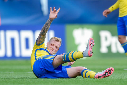 Sveriges John Guidetti har ont och vinkar för byte