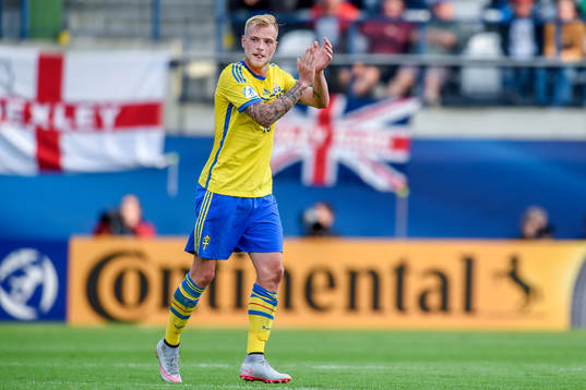 Sveriges John Guidetti applåderar är han lämnar planen