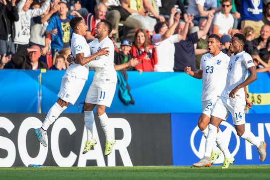 Englands Jesse Lingard och Nathan Redmond jublar med Ruben