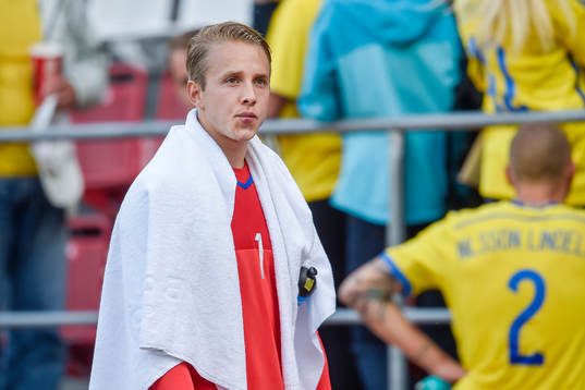 Sveriges målvakt Patrik Carlgren deppar