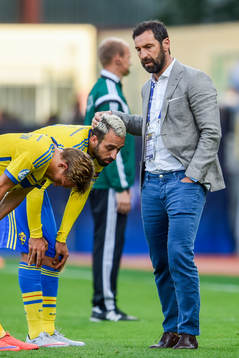 Sveriges scout Zlatan Nalic tröstar Abdullah Khalili
