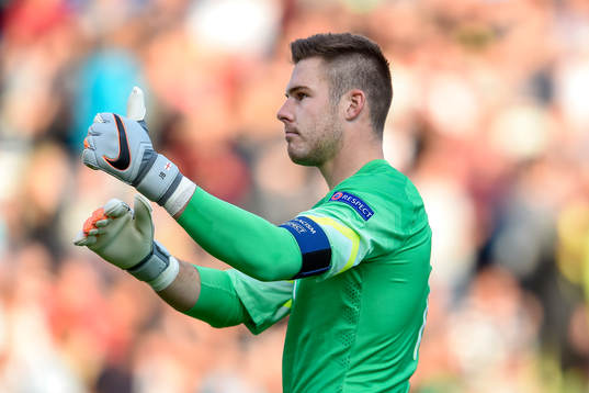 Englands målvakt Jack Butland ger tummen upp till