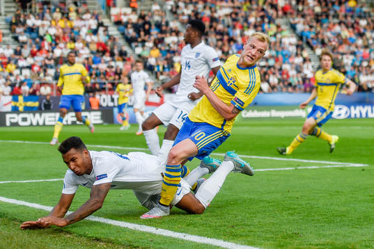 Sveriges John Guidetti och Englands Liam Moore i en duell