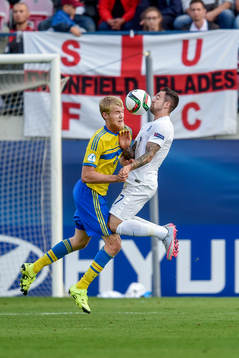 Sveriges Filip Helander kolliderar med Englands Alex