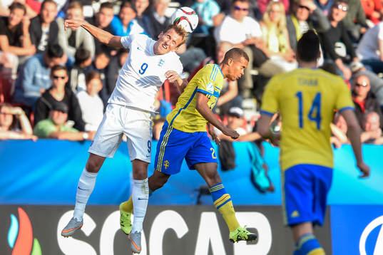 Englands Harry Kane och Sveriges Robin Quaison i en