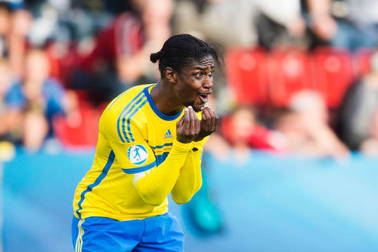 Sveriges Joseph Baffo reagerar när han får ett gult kort
