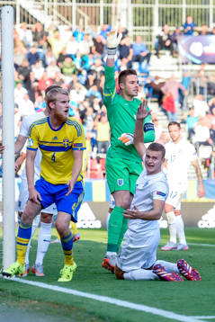 Sveriges Filip Helander mot Englands målvakt Jack Butland