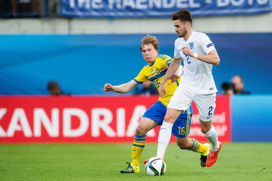 Sveriges Simon Tibbling och Englands Carl Jenkinson