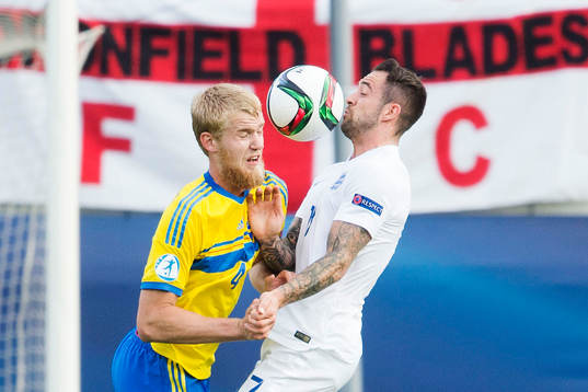 Sveriges Filip Helander och Englands Danny Ings