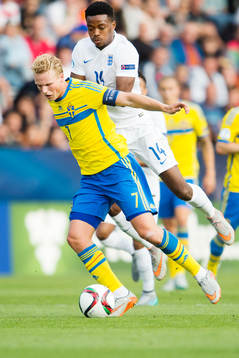 Sveriges Oscar Hiljemark och Englands Nathaniel Chalobah
