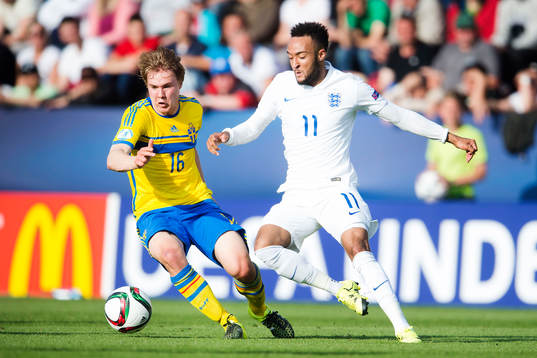Sveriges Simon Tibbling och Englands Nathan Redmond