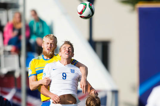 Sveriges Filip Helander och Englands Harry Kane